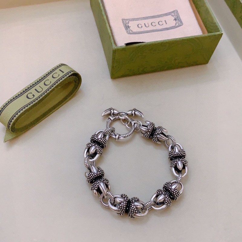 G*u*i bracelets